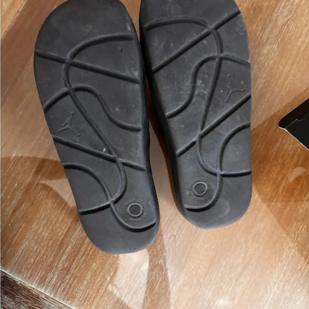 Mens Jordan Post slide black size 9
These were only worn a few times outgrown - Picture 3 of 6